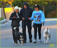 amanda-bynes-saturday-stroll-with-parents-pups-01.jpg