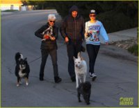 amanda-bynes-saturday-stroll-with-parents-pups-17.jpg
