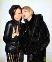 miley-cyrus-debuts-short-bob-hairdo-at-christmas-concert-01.jpg