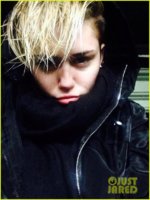 miley-cyrus-debuts-short-bob-hairdo-at-christmas-concert-03.jpg