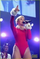 miley-cyrus-performs-after-being-named-artist-of-the-year-06.jpg
