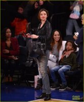 miranda-kerr-knicks-game-with-cousin-bec-01.jpg