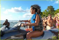 rihanna-dazzling-bikini-babe-in-barbados-09.jpg