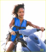 rihanna-dazzling-bikini-babe-in-barbados-07.jpg