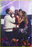 ariana-grande-dick-clarks-new-years-rockin-eve-performance-video-03.jpg