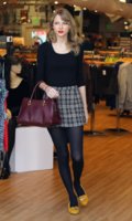Taylor+Swift+Shops+American+Apparel+SlTevSz47Y7x.jpg
