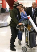 Orlando+Bloom+Son+Flynn+Arriving+Flight+LAX+3N7w-VsVn9Zx.jpg