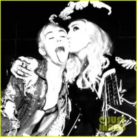 miley-cyrus-madonna-tongues-out-for-mtv-unplugged-01.jpg