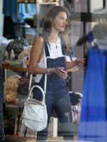 Alessandra+Ambrosio+Shops+Santa+Monica+woZqagfUmKFl.jpg Alessandra+Ambrosio+Shops+Santa+Monica+woZqagfUmKFl.jpg