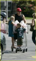 ryan-phillippe-kids-grocery-shopping-01.jpg