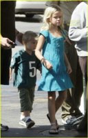 ryan-phillippe-kids-grocery-shopping-03.jpg