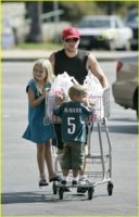 ryan-phillippe-kids-grocery-shopping-06.jpg