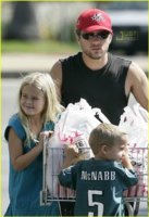 ryan-phillippe-kids-grocery-shopping-08.jpg