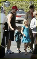 ryan-phillippe-kids-grocery-shopping-10.jpg