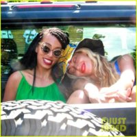 beyonce-shares-four-happy-pictures-of-her-solange-after-jay-z-elevator-fight-04.jpg