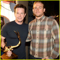 charlie-hunnam-mark-wahlberg-guys-choice-awards-2014.jpg