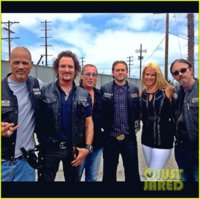 charlie-hunnam-sons-of-anarchy-cast-back-filming-sharing-new-pics-04.jpg