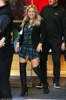 1410395339194_wps_1_Hilary_Duff_meet_fans_at_.jpg