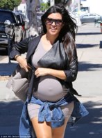 1411596546294_wps_30_Khloe_Kardashian_and_preg.jpg