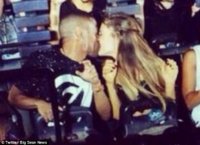 1412664067116_wps_9_Ariana_Grande_Big_Sean_En.jpg