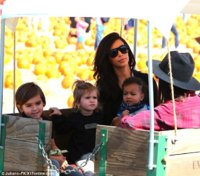 1413671111704_wps_15_Kim_Kardashian_hits_the_p.jpg