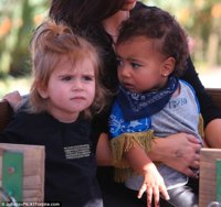 1413671111722_wps_16_Kim_Kardashian_hits_the_p.jpg