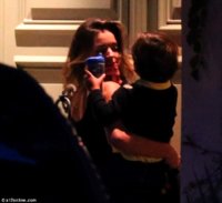 1414365568093_Image_galleryImage_Is_Miranda_Kerr_between_t.JPG