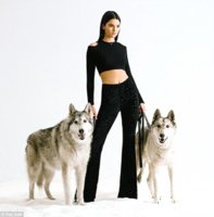 1415212546979_wps_16_Pac_Sun_Kendall_Jenner.jpg