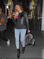 1416542219556_Image_galleryImage_Beyonce_seen_leaving_her_.JPG