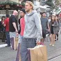 charlie hunnam shopping ryan 2.jpg