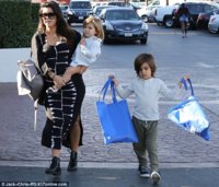 236FE42F00000578-2846737-What_a_little_gent_Kourtney_s_eldest_child_Mason_was_very_helpfu-4_1416.jpg