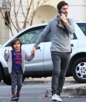 2448949500000578-2888532-Just_the_two_of_us_Scott_looked_comfortable_in_a_grey_hoody_dark-a-45_1.jpg