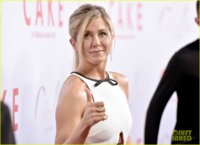 jennifer-aniston-premieres-cake-while-waiting-for-oscar-noms-18.jpg