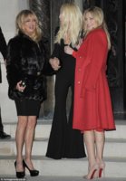 250C412900000578-2925841-You_ll_never_guess_what_s_under_here_Kate_looks_at_the_paparazzi-m-70_1.jpg