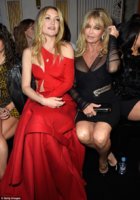 250D57A100000578-2925841-No_wonder_she_s_put_a_coat_over_her_lap_Kate_may_have_struggled_-m-99_1.jpg