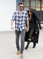 Kim+Khloe+Kardashian+Visit+Sporting+Goods+HPTpqQh3Helx.jpg