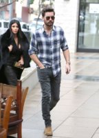 Kim+Khloe+Kardashian+Visit+Sporting+Goods+RCLbQ_S2Rbsx.jpg