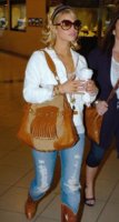 Jessica_Simpson_Arriving_at_Sydney_International_Airport__Sydney__Australia__April_10__2006.jpg