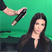 262A918000000578-2973881-_Some_green_screen_action_today_On_Friday_the_brunette_beauty_sh-a-1_14.jpg