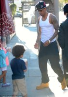 269E11D100000578-2994082-Daddy_s_turn_Nick_cannon_spent_some_quality_time_with_his_twins_-a-1_14.jpg