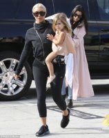 26CEA15600000578-3002881-Lending_a_helping_hand_Kim_picked_up_Penelope_as_Kourtney_carrie-m-73_1.jpg
