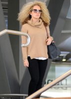 278197BF00000578-3036354-Undercover_Perhaps_thinking_she_could_go_incognito_by_hiding_beh-a-50_1.jpg