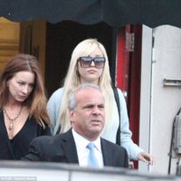 2959605800000578-3110905-Looking_much_better_Amanda_Bynes_looked_healthy_and_happy_in_New-a-13_1.jpg