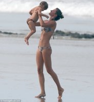 2963E5EE00000578-3112983-Model_behavior_Gisele_Bundchen_showed_off_her_stunning_figure_as-m-57_1.jpg