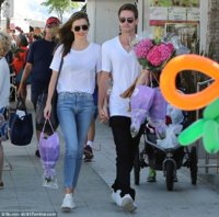 2A7F3AA500000578-3159583-Out_and_about_Miranda_Kerr_and_Evan_Spiegel_were_spotted_togethe-m-4_14.jpg