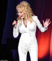 2B02EFE300000578-3182327-Looking_bright_Dolly_sporting_a_dazzling_white_suit_on_Friday_as-a-2_14.jpg