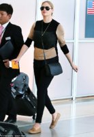 2BDB135E00000578-3222497-On_her_way_home_In_black_and_beige_while_at_a_Toronto_airport_on-m-91_1.jpg