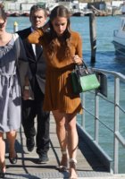 alicia-vikander-deboarding-the-yacht-in-venice-italy-september-2015_1_thumbnail.jpg