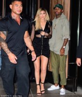 2C542CBE00000578-3234769-All_eyes_on_her_The_18_year_old_looked_poised_as_she_stepped_out-a-3_14.jpg