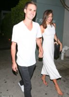 2C9537DC00000578-3242875-While_their_romance_is_still_in_the_early_stages_it_certainly_ap-m-41_1.jpg